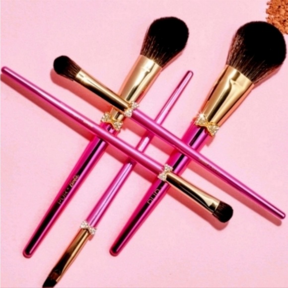 PUR x Barbie Brush ‘n’ Sparkle Makeup Brush Set - Picture 3 of 3